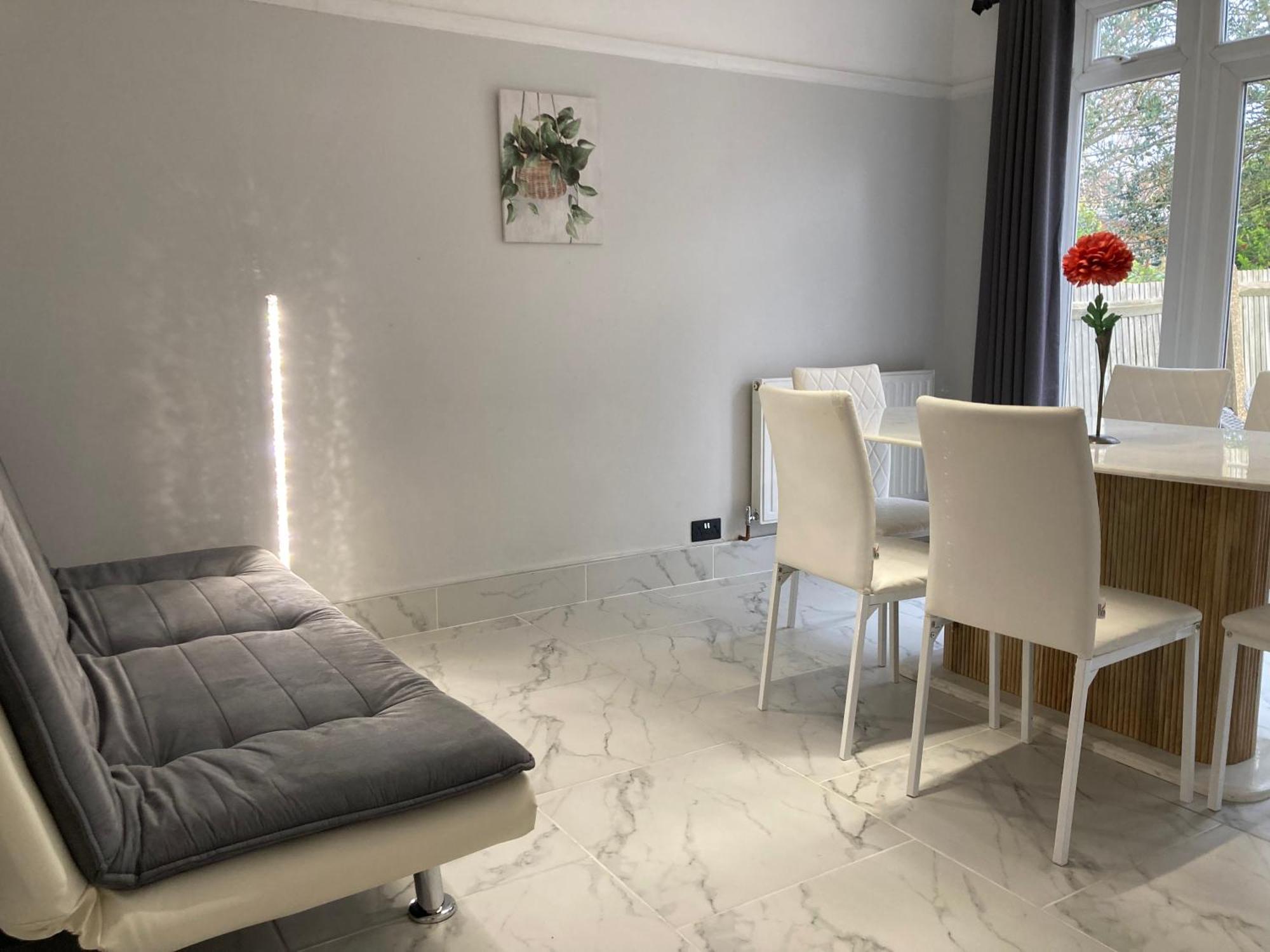 Surbiton Home With Free Parkings, Surbiton, Kingston Upon Thames, Surrey, Greater London Uk Eksteriør billede
