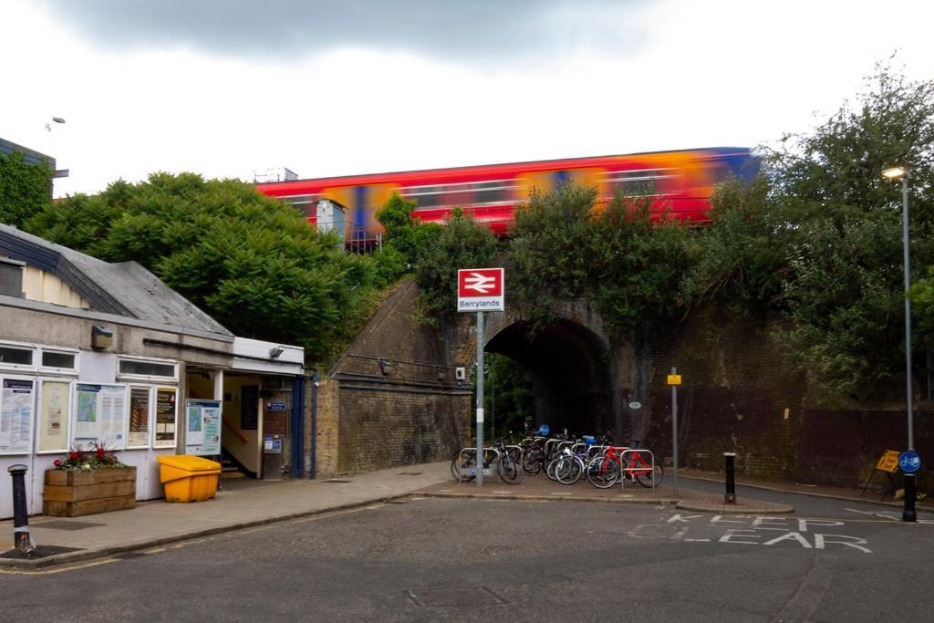 Surbiton Home With Free Parkings, Surbiton, Kingston Upon Thames, Surrey, Greater London Uk Eksteriør billede