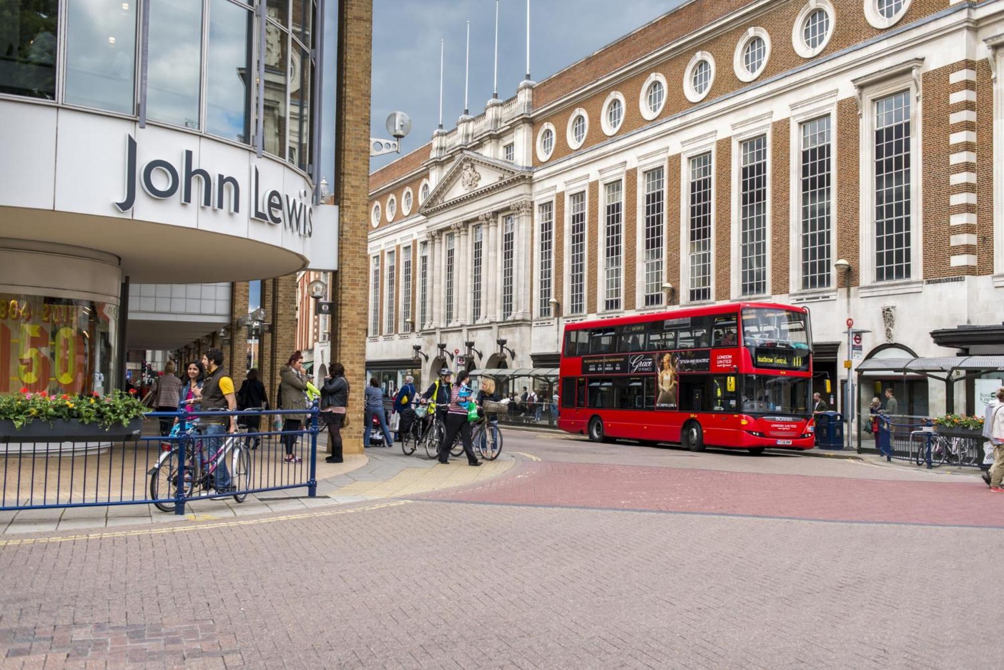 Surbiton Home With Free Parkings, Surbiton, Kingston Upon Thames, Surrey, Greater London Uk Eksteriør billede